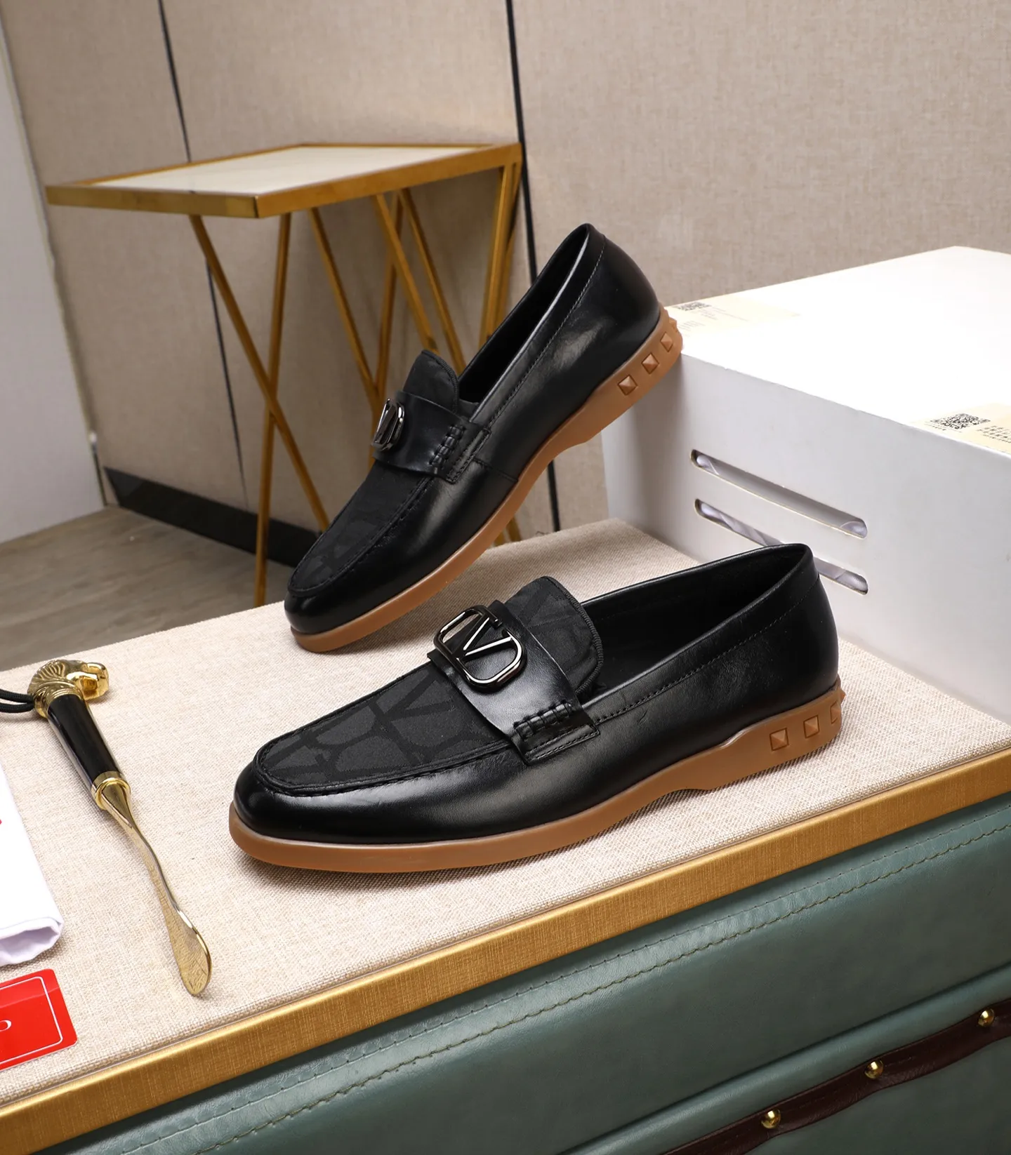 Men's shoes 💰520 [Valentino-Valentino] High-quality boutique men's shoes. The same style as the celebrities, original and authentic.✅ Made of imported cowhide + original apricot cowhide lining. The French luxury model is priced at 14,080 Swiss francs. It is also a Paris Fashion Week catwalk model. A brand can be deeply rooted in your heart, and a pair of shoes can make you linger. What you wear is not only noble, but also an aura. 👻Standard 38-45